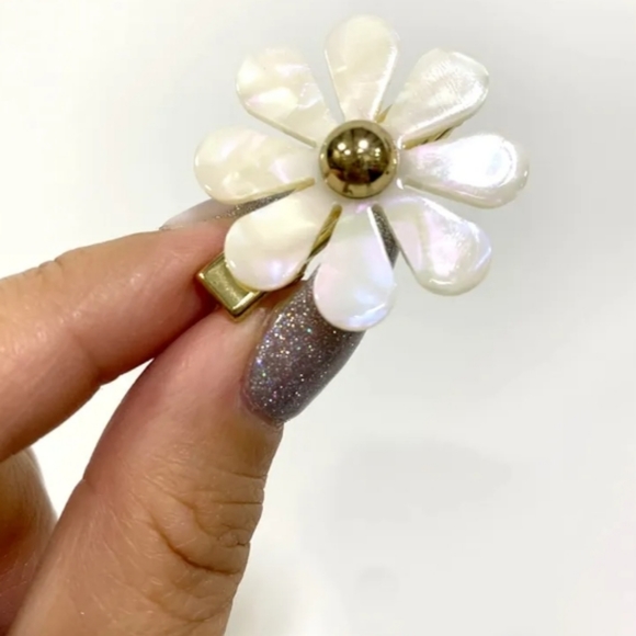 Each Jewels Flower Hair Clips Shiny Pearl petals Daisy Hair Clips - Picture 2 of 5